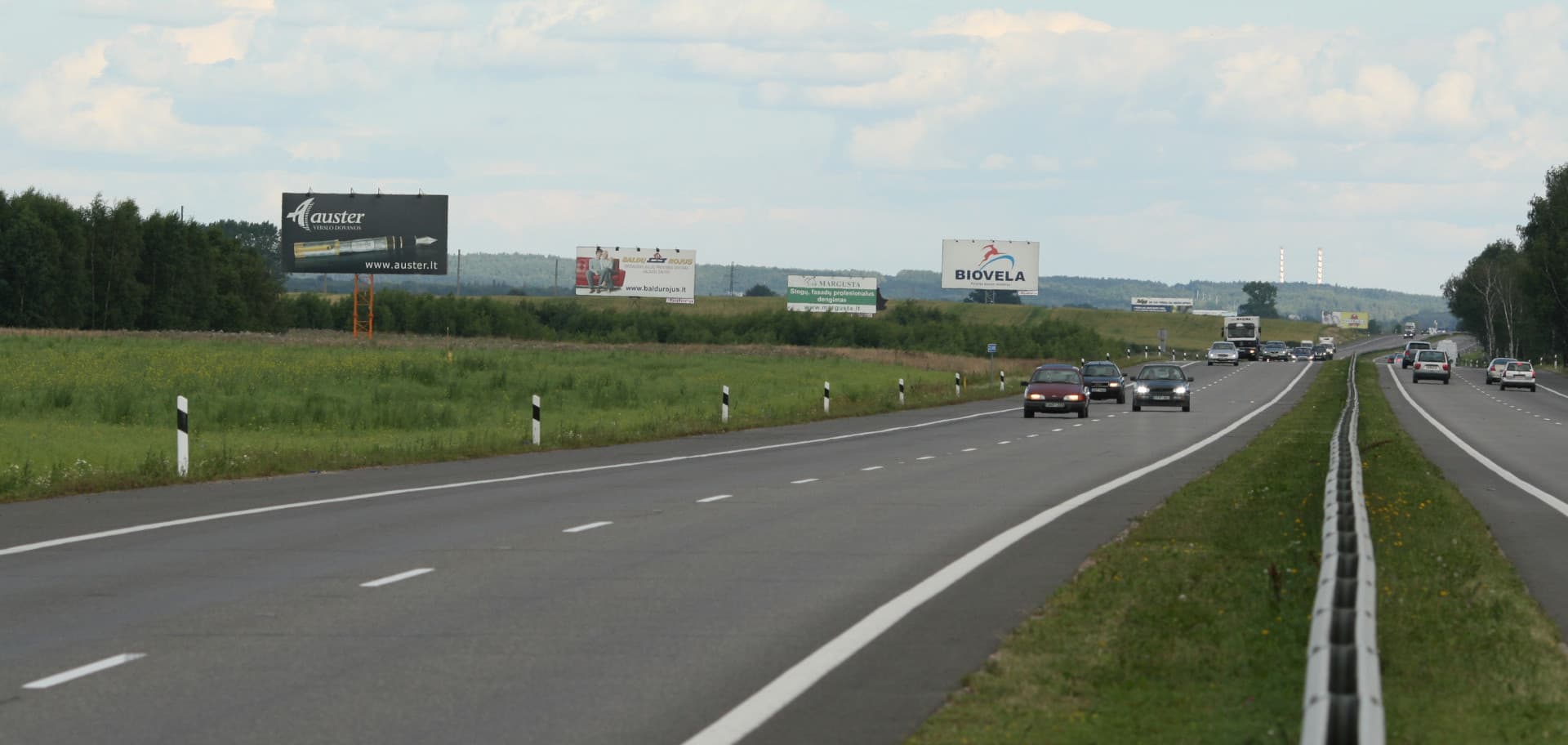 Vilnius - Kaunas, 73 km nuo Vilniaus (dešinėje pusėje)