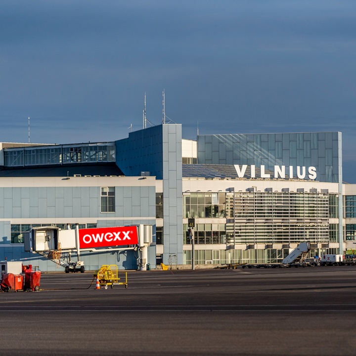 Reklama ant įlaipinimo rankovių — Vilniaus oro uostas
