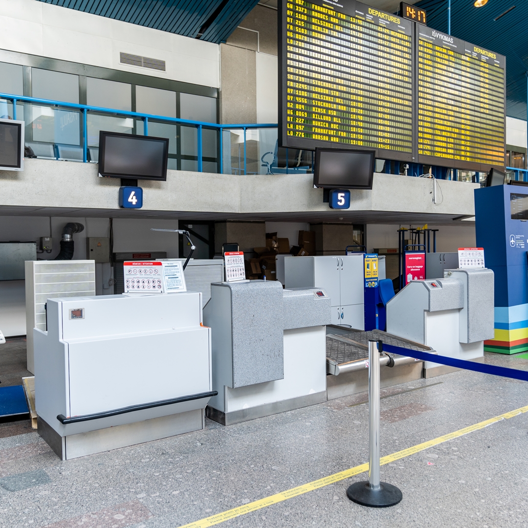 Lipdukas ant check-in stalų — Vilniaus oro uostas